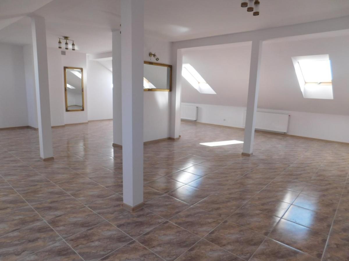 Potok 5 Hotel Zloczew Buitenkant foto